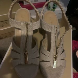 Michael Kors Berkeley wedge fabric color natural